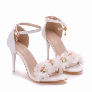Giày cưới đính hoa màu trắng
