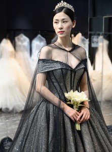 Váy cưới màu đen - hot trend mùa cưới 2019