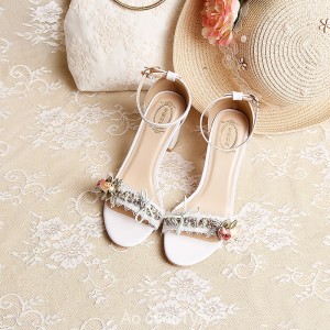 Giày cưới sandal hoa nhẹ nhàng