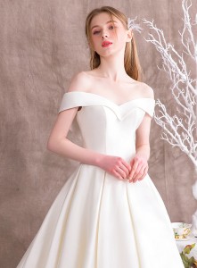 Váy cưới lụa trễ vai - nhẹ nhàng đơn giản