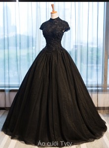 Váy cưới màu đen đơn giản - kín đáo